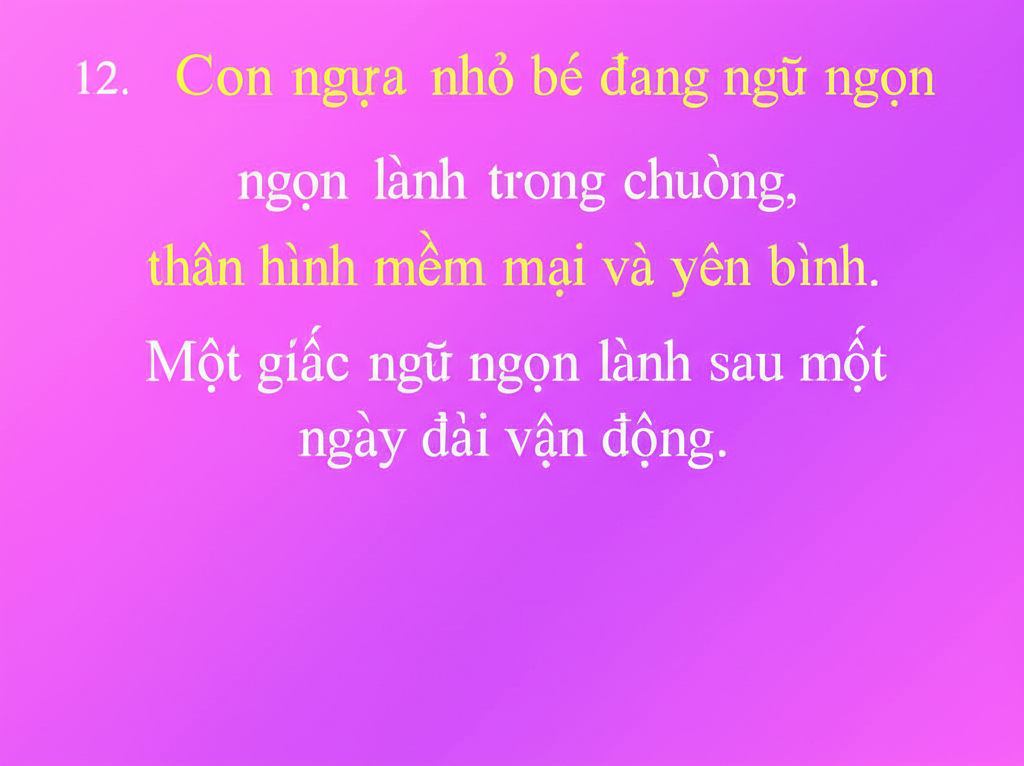 12. Con ngựa nhỏ b&eacute; đang ngủ ngon l&agrave;nh trong chuồng, th&acirc;n h&igrave;nh mềm mại v&agrave; y&ecirc;n b&igrave;nh.  Một giấc ngủ ngon l&agrave;nh sau một ng&agrave;y d&agrave;i vận động.